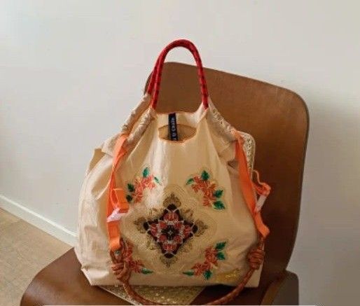 0973 刺繍ナイロン トートバッグ エコバッグ Mサイズ ハイビスカス柄刺繍 ショルダーベルト付 ベージュ 花柄