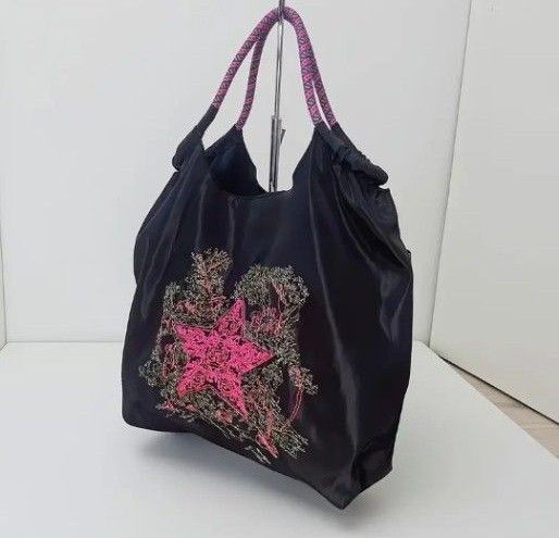 0983 刺繍ナイロントートバッグ Mサイズ スター柄刺繍 ツヤあり ブラック