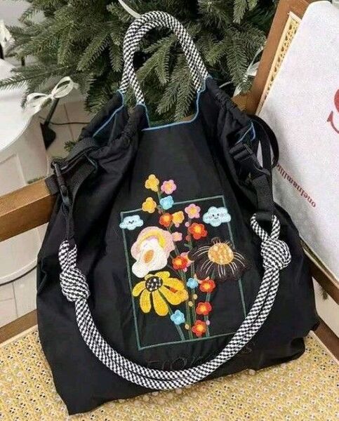 0963刺繍ナイロン トートバッグMサイズ ショルダーベルト付 黒 お花柄刺繍