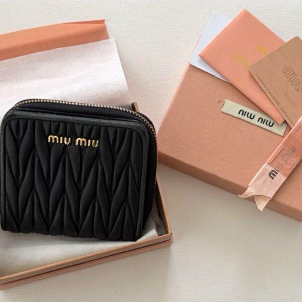 miumiu ミニ財布 二つ折り 財布 黒 マトラッセ