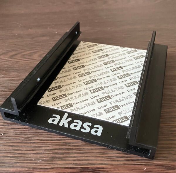 2.5インチSSD/HDDを2台、3.5インチベイに取り付けられるマウンタ