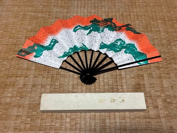 573. 早い物勝ち!日本舞踊 御舞扇 扇子 オレンジと緑の模様 専用箱付き 複数購入 割引対応あり