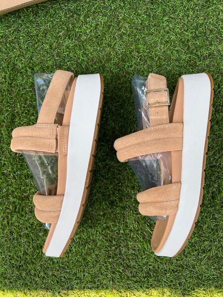 未使用品 UGG ベージュ サンダル US6.5 スエード 厚底 23.5cm