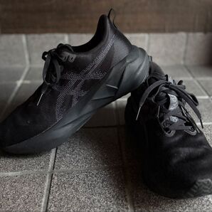 ブラック ランニングシューズ 黒