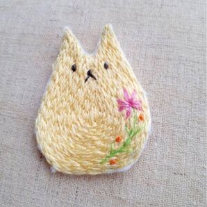 ハンドメイド ブローチ ぬいぐるみ 猫 ネコ 手刺繍 刺繍ブローチ
