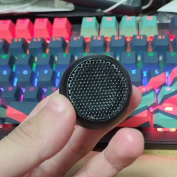 値下げ可能 Bluetooth スピーカー小型 型番不明 動作するがボタンの押し込みがおかしい