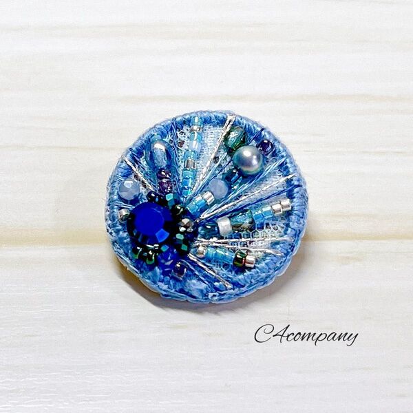 【414】ハンドメイド ビーズ刺繍ブローチ 刺繍ブローチ 空色
