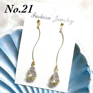 No.21ハンドメイド ガラス 花 しずく クリア ピアス