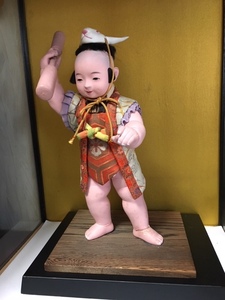 うさぎ面の餅つき童児人形(高さ約38cm:飾り台含む)ガラスケース(約54×38×32cm)付 アンティーク(補修有)
