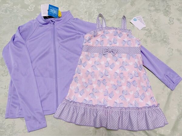 無地ラベンダーラッシュガードとリボン柄ワンピース水着のセット