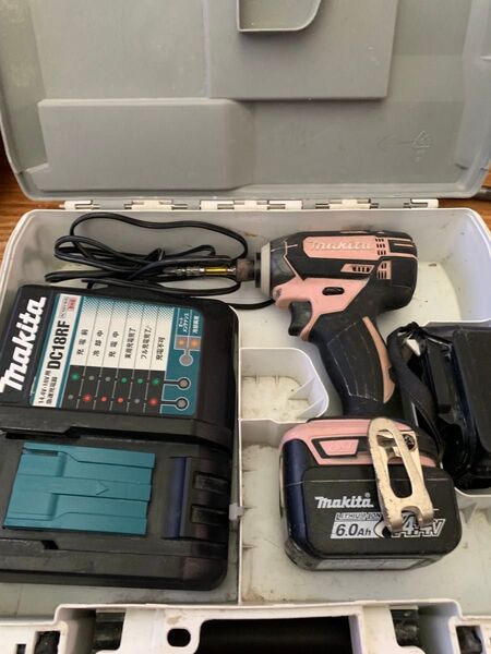 中古品 ★makita(マキタ) 14.4v充電式インパクトドライバ (6Ahバッテリx2/充電器/ケース) TD138D