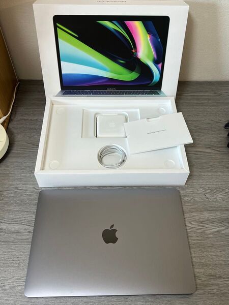 未使用近い MacBook Pro 13インチ M2 2022 MNEH3J/A 8GB/SSD 256GB 充電13回