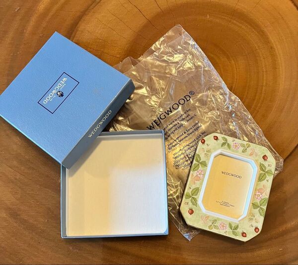 【未使用】ウェジウッドワイルドストロベリーフォトフレーム Wedgwood 12 x 10 cm