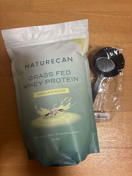 ネイチャーカングラスフェッドホエイプロテイン バニラ 500g 50ccスプーン付き