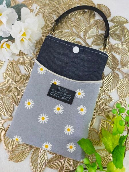 マーガレットのお花とデニムのスマホショルダー ハンドメイド ポシェット ショルダーバッグ サコッシュ 斜め掛け スマホケース 北欧