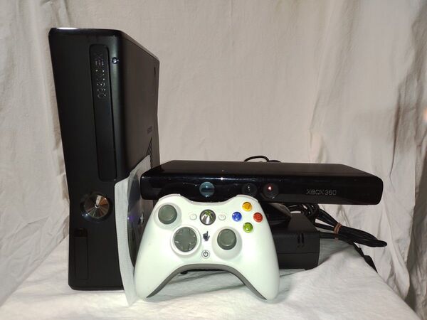 XBOX360S 4GB 本体一式+Kinect テスト用ゲーム2本付き