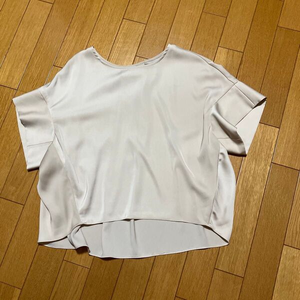ベージュブラウス