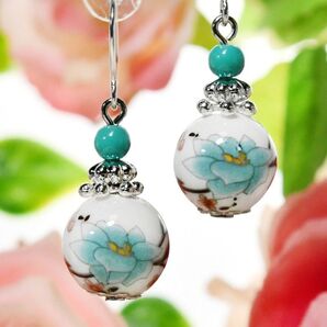 253 ブルーの花柄が可愛らしい陶器ビーズのピアス~イヤリング