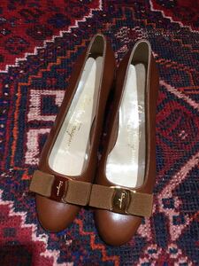 新品未使用Salvatore Ferragamo VARA LEATHER PUMPS MADE IN ITALY/サルヴァトーレフェラガモヴァラレザーパンプス 5 1/2 C