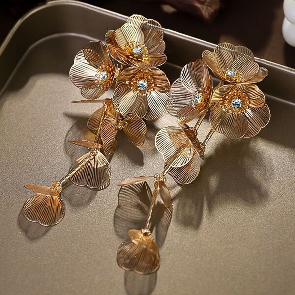 大ぶり ゴールド 花 フラワー ロングピアス ブライダルアクセサリー 結婚式 成人式 金色 ゆらゆら【新品】