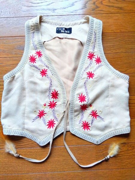 ★CECIL McBEE トップス ノースリーブ 刺繍 フェイクスエード セシルマクビー ショート丈 ベージュ