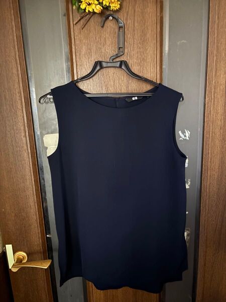 ユニクロ ノースリーブトップス ネイビー 上品 きれいめ