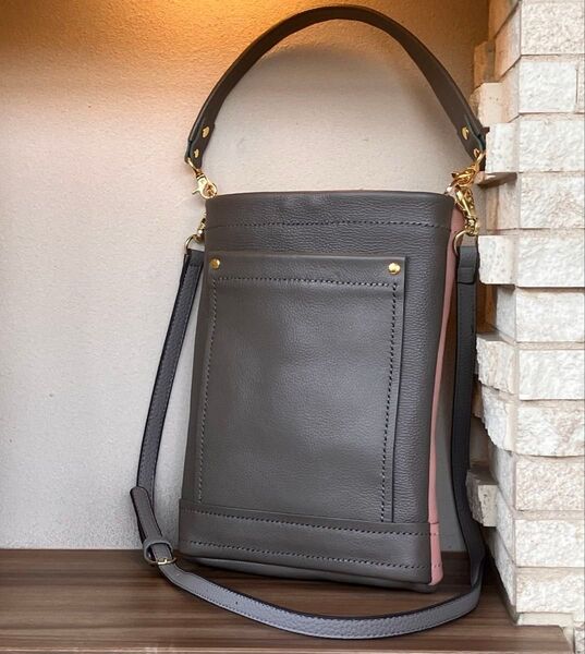 手に優しい持ち手を追加装備! ハンドメイド グレーとピンクのバイカラー シュリンクレザーショルダーバッグ