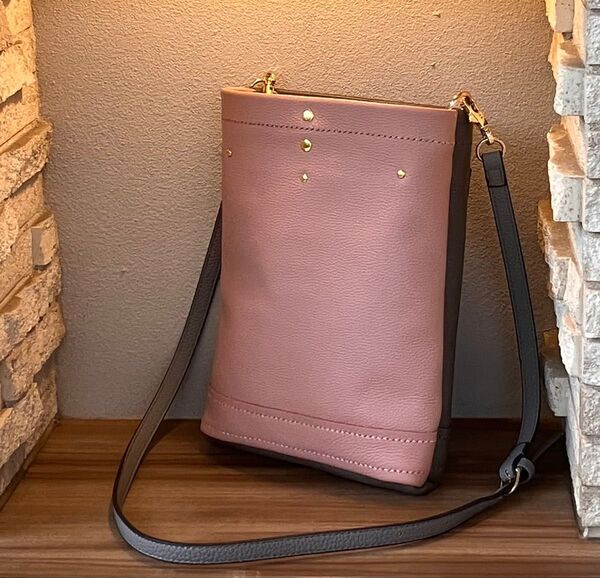 ハンドメイド グレーとピンクのバイカラー シュリンクレザーショルダーバッグ
