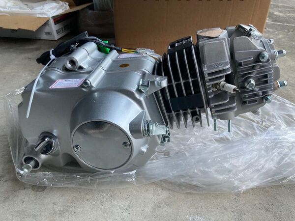 【未使用・新品】125cc 横型エンジン マニュアルクラッチ 4速リターン式 キャブレター、CDI付属品多数 カブ モンキー
