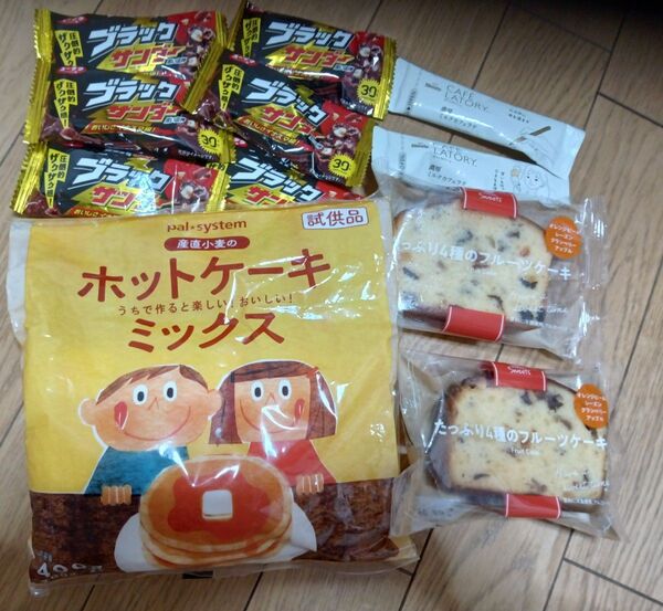 再出品するので値上げホットケーキミックス たっぷり4種のフルーツケーキ 2 カフェラトリー2本 ブラックサンダー6本