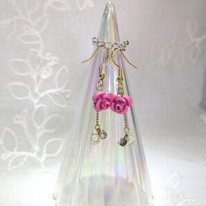 【送料無料】ピンクローズ☆薔薇ピアスが揺れピアス☆ 華奢デザイン 透明感 クリアビーズ フェミニン