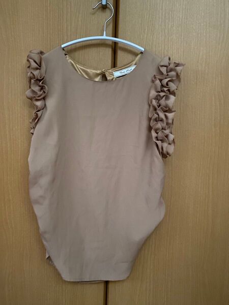 【美品】ブラウス 夏用 ノースリーブ フリル ベージュ