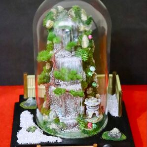 ミニチュアガラスドームの中に滝のある日本庭園 フィギュア 置物