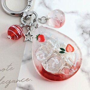 105)氷シャカシャカ いちご ネコ 猫 ハンドメイド レジン バッグ スマホ キーホルダー