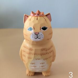 木彫り 茶トラ猫さん × 王冠 ③ 置物