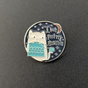 I knit past my bedtime ピンバッジ N80-6 猫 × 編み物 ねこ