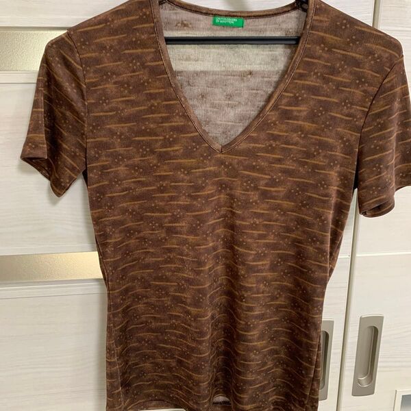 UNITED COLORS OF BENETTON. VネックTシャツ カットソー ブラウン S