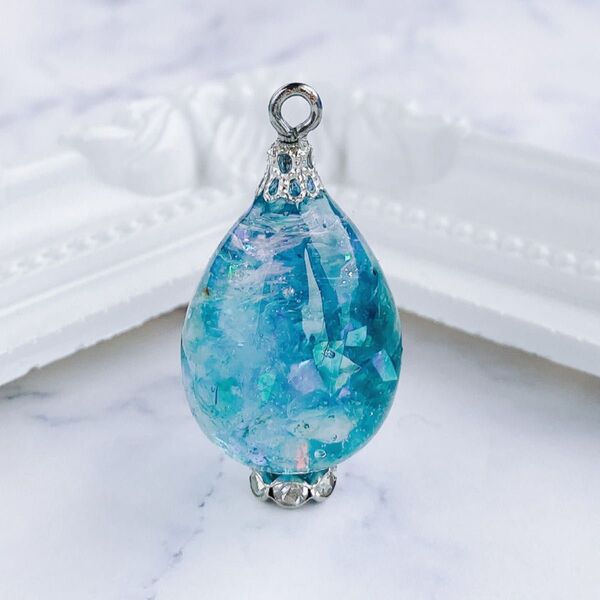 ネックレス 水晶 ドロップ 立体 クリスタル さざれ 雫 青 レジン 一点物 ハンドメイド アクセサリー ペンダント キーホルダー