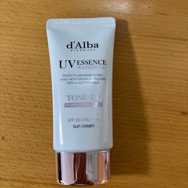 d'Alba ウォーターフル UVエッセンス トーンアップ サンクリーム