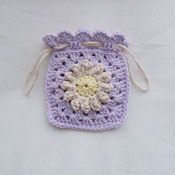 ぷっくりお花のミニ巾着【紫/purple】 ハンドメイド かぎ針編み 小物入れ 巾着 プレゼント イヤホンケース キーケース