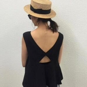 新品【トゥデイフル】後ろカットデザイン★Vネックフレアシルエットトップス★春夏 ショート丈 ペプラム トレンド 黒 ノースリーブ