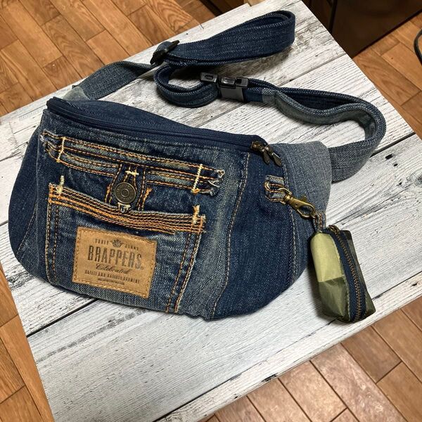 ボディバック デニムリメイク ハンドメイド ポーチ付き ワッペン付き
