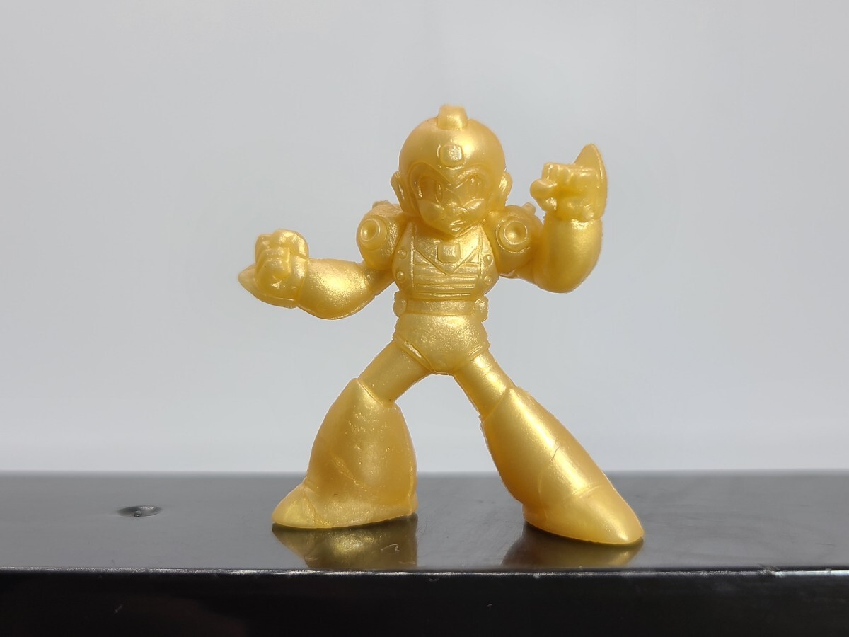 ロックマン消しゴム　武器付き3体とおまけ3体の計6体です。 ロックマン消しゴム 武器付き3体とおまけ3体の計6体です。