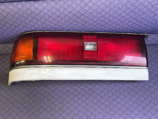 マーク２ 昭和50年式GSS　テールランプ（写真の９)矢印のところがヒビあります マーク2 昭和50年式GSS テールランプ（写真の9)矢印のところが
