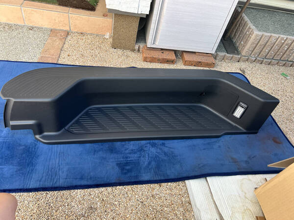 送料無料! ハイエース 200系 S-GL 純正 右側 リア サイド ステップ カバー パワスラ用 ヴァレンティLED ランプ