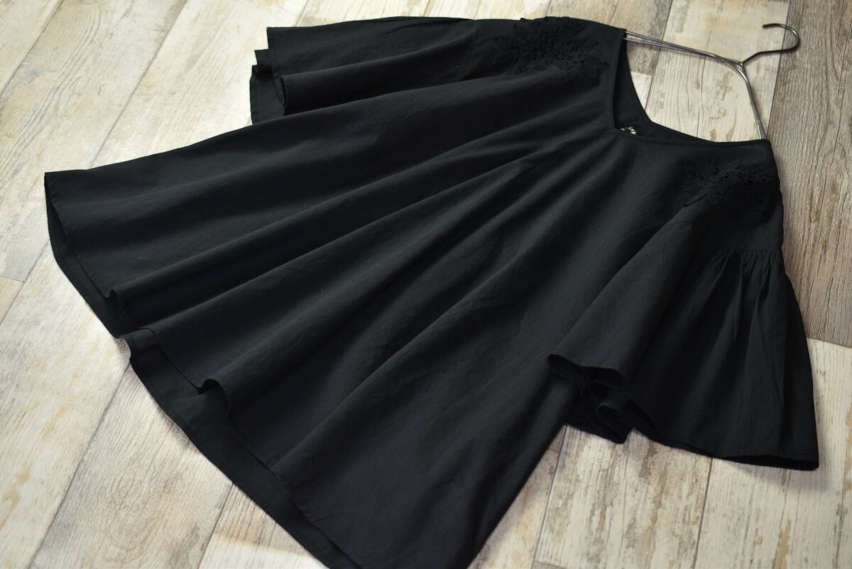 【24SS極美品】BEARDSLEY リバーレースヨークブラウス　ブラック 24SS極美品】BEARDSLEY リバーレースヨークブラウス ブラック