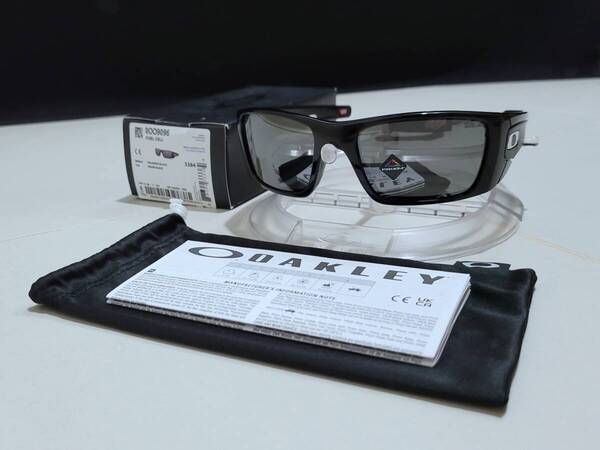 新品 偏光レンズ付き OAKLEY FUEL CELL オークリー フューエル セル PRIZM Polarized プリズム ポラライズド サングラス OO9096-J560