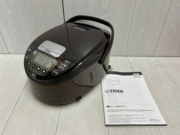 送料無料 ★ 未使用 ! 2024年製 ! TIGER タイガー IH炊飯器 炊きたて JPW-D100-T ブラウン 5.5合炊き 高火力剛火 遠赤黒厚釜 パン焼き機能