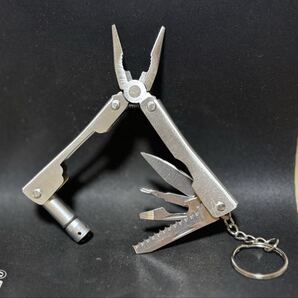 マルチツール キャンプ アウトドア LEDライト 折り畳み式 多機能 キーリング付 コンパクト 防災用 緊急時 携帯用