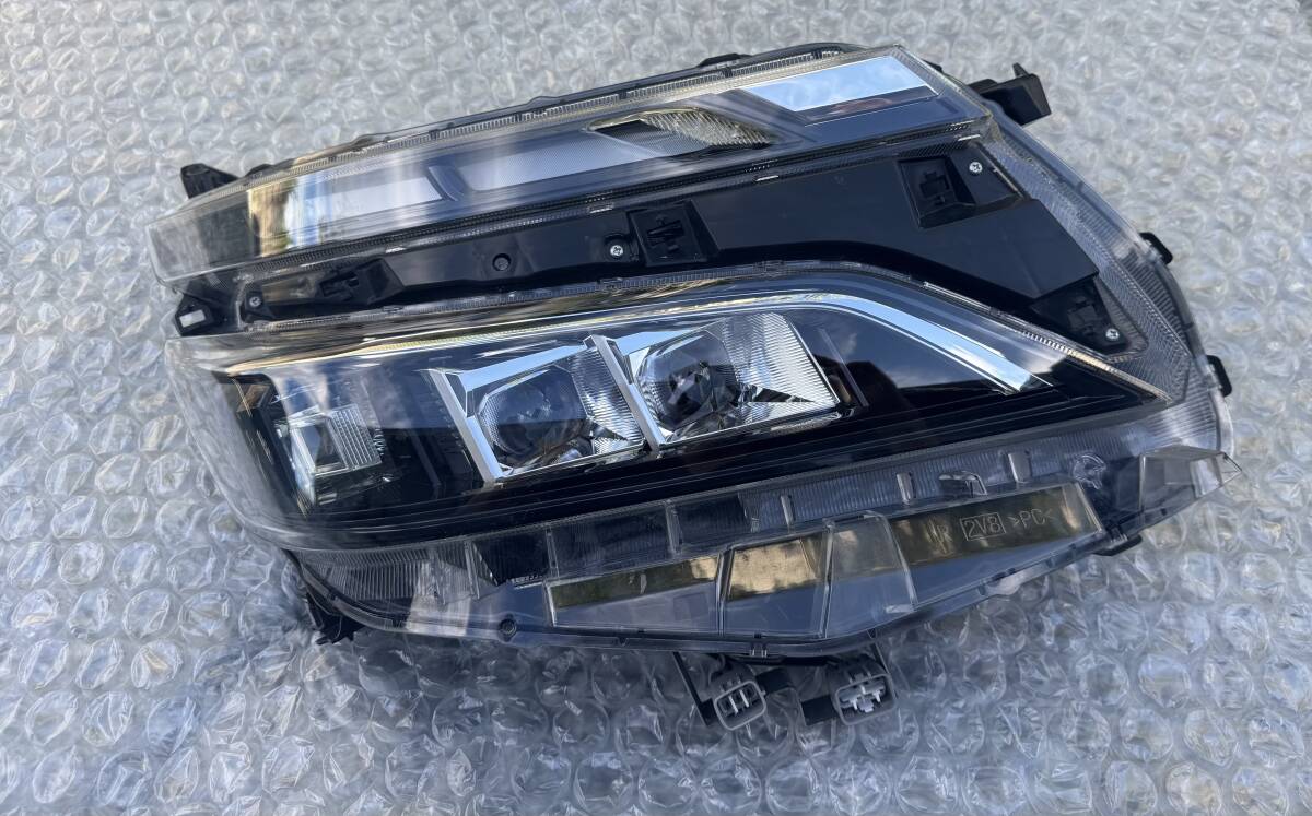 80ヴォクシー後期☆純正右側LEDヘッドライト☆ステー割れあり